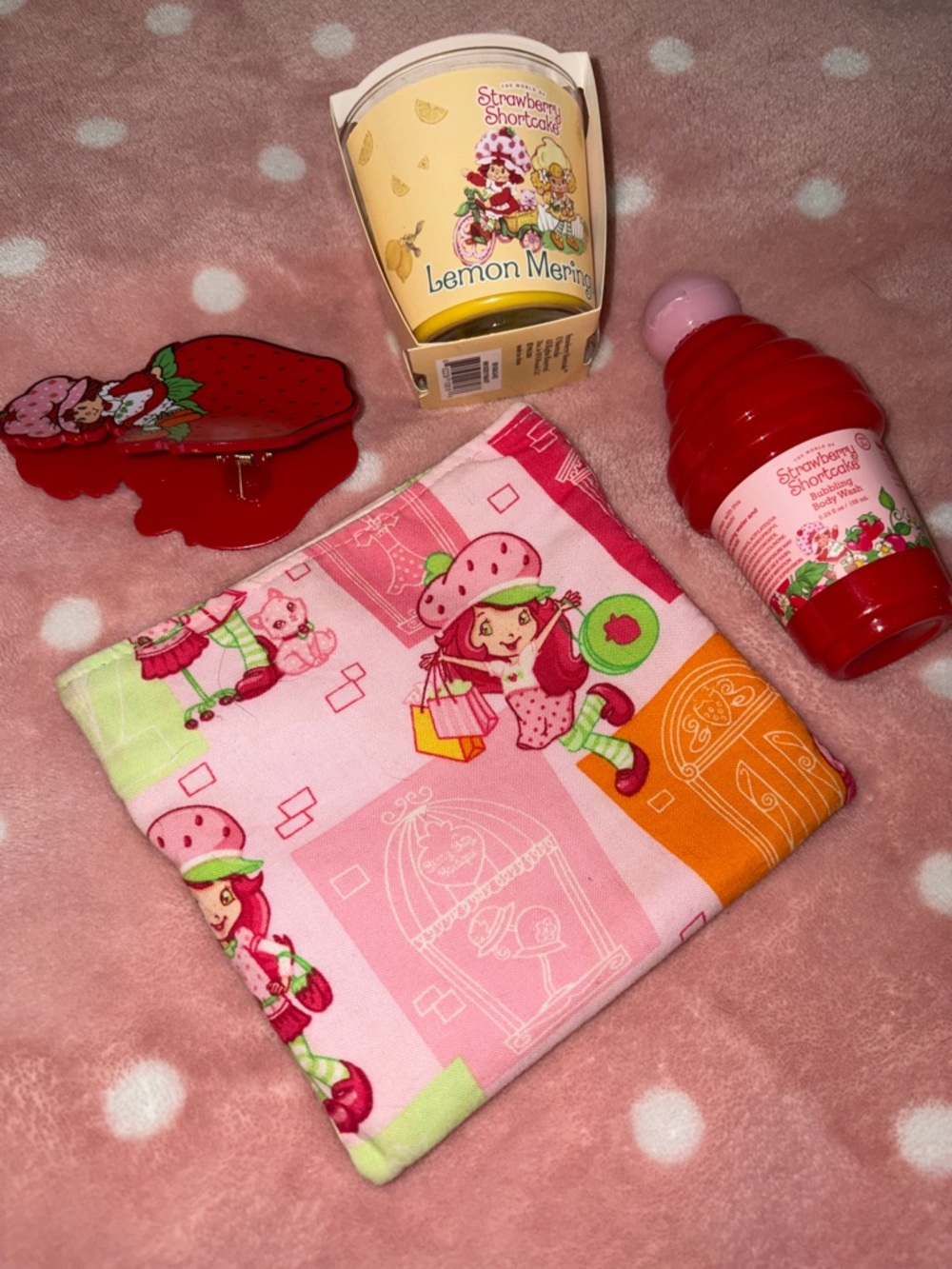 Strawberry Shortcake Gift Set (Claw Clip, Body Wash, Candle, Bag) - Picture 2 of 10
